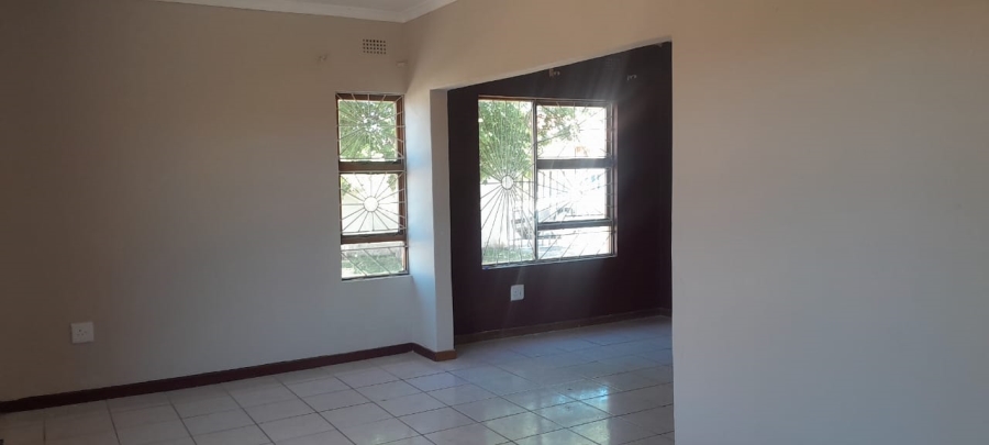 To Let 4 Bedroom Property for Rent in Southernwood Eastern Cape